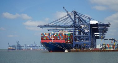 FELIXSTOWE, SUFFOLK, Ingiltere - 30 NİSAN 2022: Felixstowe limanında yüklenen ve boşaltılan konteyner gemisi.