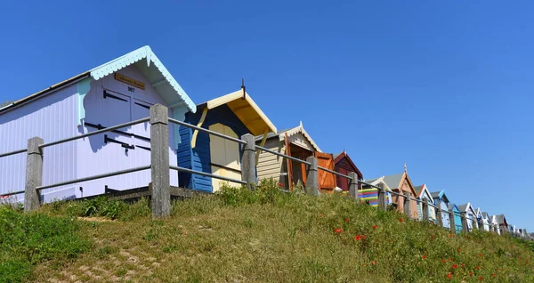 Looking Beach Huts Sunny Blue Sky Background — Stockfoto