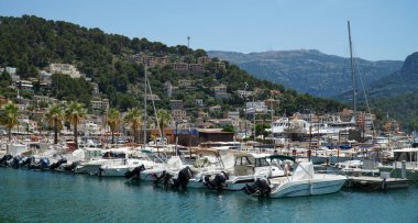 Puerto de Soller limanında arka planda dağlar olan tekneler.