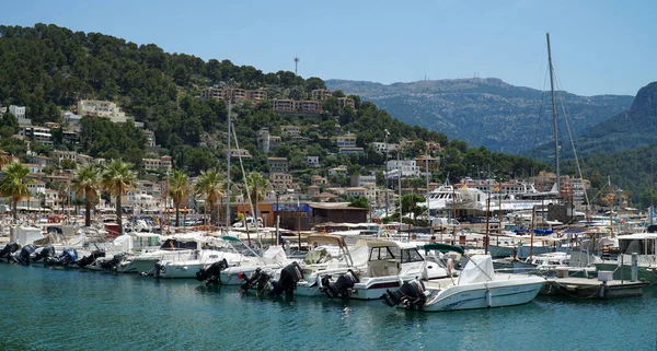 Puerto de Soller limanında arka planda dağlar olan tekneler.