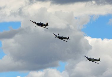 ICKwell, BEDFORDSHIRE, ENGLAND - 3 Temmuz 2022: Vintage Supermarine Spitfire MK Vc Ar501 G-AWII, Sea Hurricane 1b, Z7015 ve Supermarine Seafire Navy Wings uçakları uçuşta.