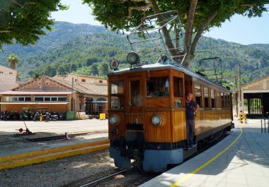 Soller, Mallorca, İspanya - 15 Haziran 2022 Soller ve Palma Mallorca arasındaki dağlardan geçen klasik elektrik treni.