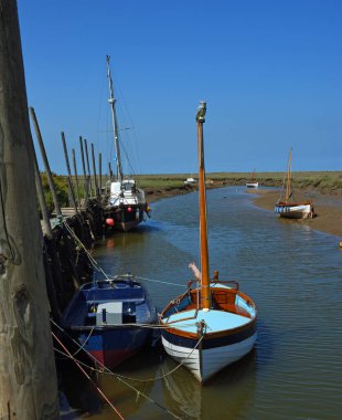 Tekneler denizde, rıhtımlar Blakeney Norfolk 'ta..