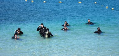 PLAYA BLANCA, LANZAROTE, İspanya - 21 Mart 2022: Tüple dalış dersi alan bir grup insan.