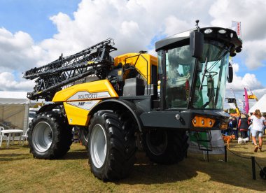 GREAT GRANSDEN, CAMBRIDESHIRE, İngiltere - 24 Eylül 2022: John Deere Mazzotti MAF4080 Ekin Spreyi.
