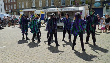 St. NEOTS, CAMBRIDGESHIRE, İngiltere - 11 Haziran 2022: Morris Pazar yerinde dans ediyor.