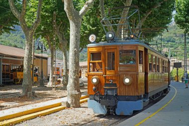 Soller, MALLORCA, SPAIN - 16 Haziran 2022: Soller ve Palma Mallorca arasındaki dağlardan geçen klasik elektrik treni.