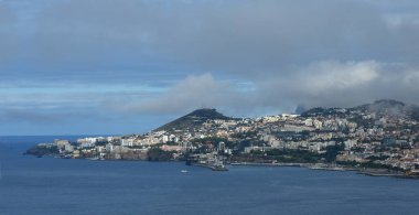 Funchal Madeira deniz manzaralı okyanus ve dağların üzerindeki bulutların manzarası