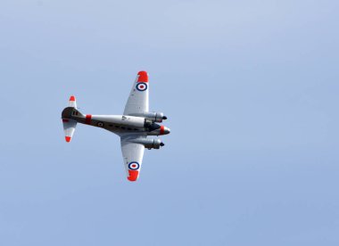 ICKwell, BEDFORDSHIRE, İngiltere - Eylül 04, 2022: Klasik Avro C19 Anson uçağı uçuşta.