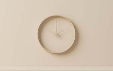 Pastel krem üzerine plastik duvar saatinin minimalist düz görüntüsü ve bej arkaplan üzerinde fotokopi alanı ve merkezi kompozisyon 3D web sayfası, sunum veya resim çerçevesi arkaplanı.