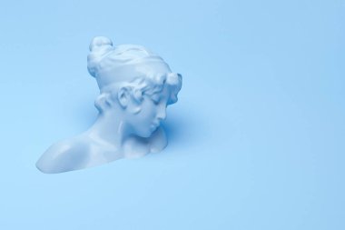 Pastel mavi arka planda üç boyutlu kadın büst heykeli. Asgari yaratıcı fütüristik kavram.