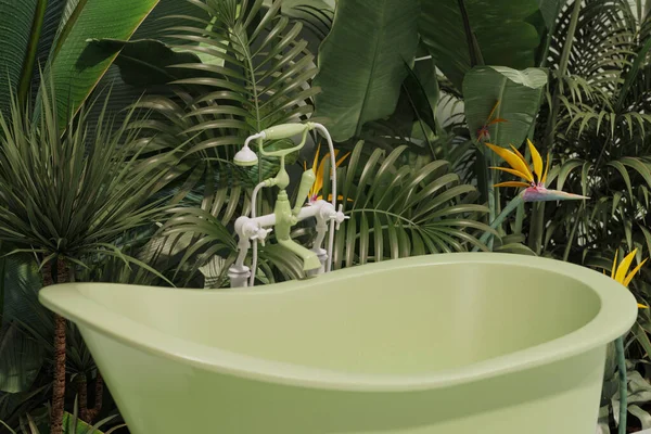 Grüne Badewanne Auf Tropischem Garten Hintergrund Stilvolle Öko Einrichtung Des — Stockfoto