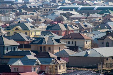 Renkli çatıları olan büyük evler