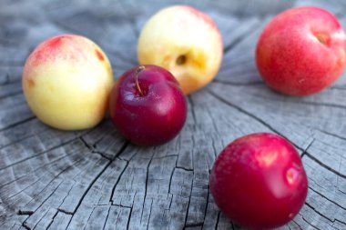 Ahşap zemin üzerinde kırmızı erik