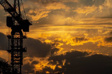 Gün batımında bulutlu gökyüzü