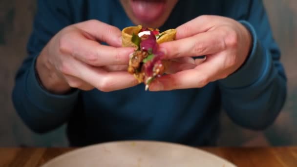 Ritratto Uomo Maglione Blu Mangiare Gustosi Tacos Succosi Nel Ristorante — Video Stock