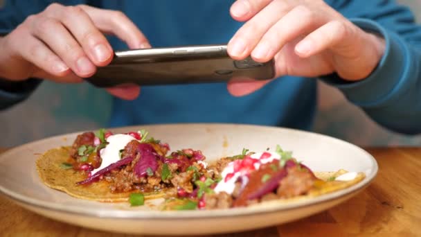Man Nemen Smartphone Foto Van Taco Schotel Restaurant Voor Social — Stockvideo