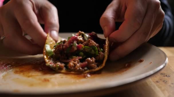 Głodny Człowiek Jedzenie Smaczne Soczyste Tacos Kuchni Meksykańskiej Restauracja Zbliżenie — Wideo stockowe