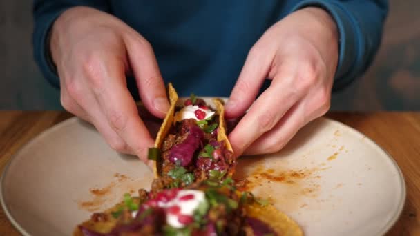 Muotokuva Mies Syö Maukkaita Mehukkaita Tacoja Meksikolaisessa Keittiössä — kuvapankkivideo