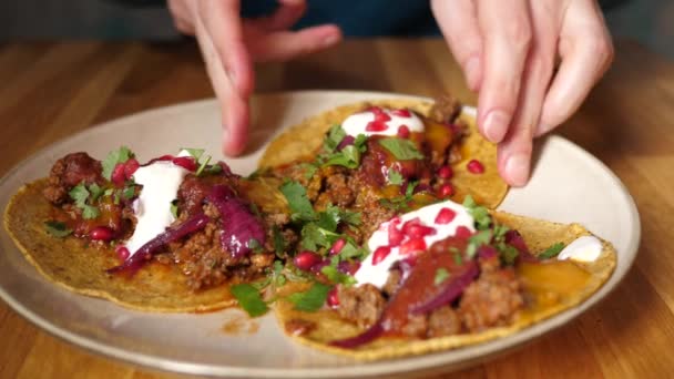 Meksika Mutfağında Yemek Yiyen Bir Adamın Elleri Bir Tabaktan Taco — Stok video