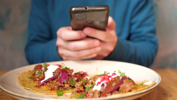 Bărbat Care Face Poză Smartphone Mâncare Tacos Restaurant Pentru Fotografie — Videoclip de stoc