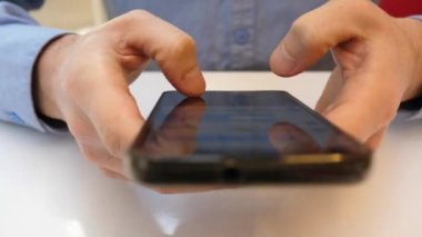 Yakından bakan kişi haberci mesajında akıllı telefon parmakları kullanarak sosyal medyada dokunmatik ekran görüntüsü kullanır
