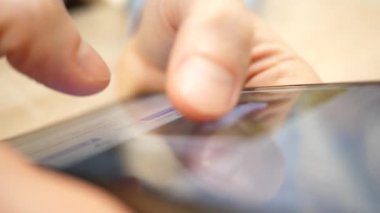 Yakından bakan adam akıllı telefon parmakları kullanır. Slayt dokunmatik ekran sörf sosyal medya arkadaş ekler.