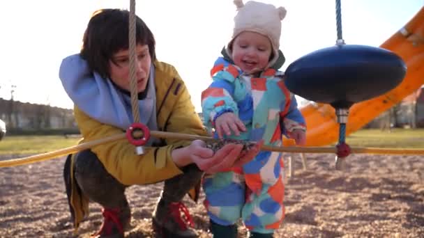 Feliz Familia Sonriente Gente Madre Con Bebé Hijo Jugando Juntos — Vídeo de stock