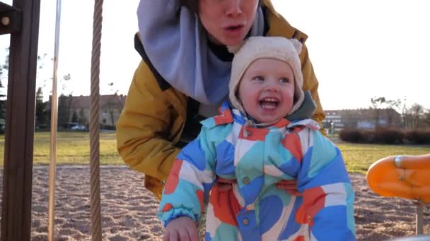 Mutlu Gülümseyen Aile Fertleri Anne Küçük Oğlu Açık Havada Oyun — Stok video
