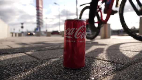 Pasando Bicicleta Paseos Bicicleta Cerca Una Lata Coca Cola Como — Vídeo de stock