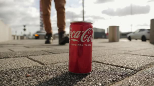 Passer Mann Med Støvletrinn Knuse Coca Cola Boks Som Søppel – stockvideo