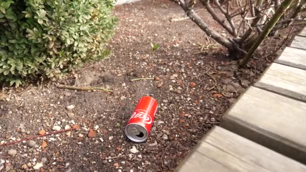 Contaminación Basura Una Cola Coca Puede Dejarse Como Basura Suelo — Vídeos de Stock