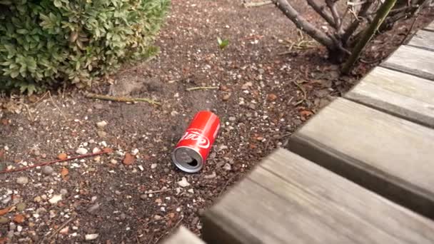 Wroclaw Polonia Feb 2022 Contaminación Basura Una Cola Coca Puede — Vídeos de Stock
