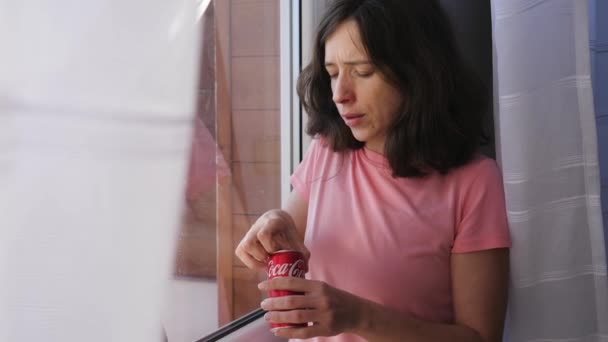 Портрет Женщины Брюнетки Открывает Банку Кока Колы Пьет Газированный Напиток — стоковое видео