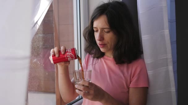 Женщина Наливает Стакан Кока Колу Пенящийся Игристый Напиток Пьет Стоя — стоковое видео