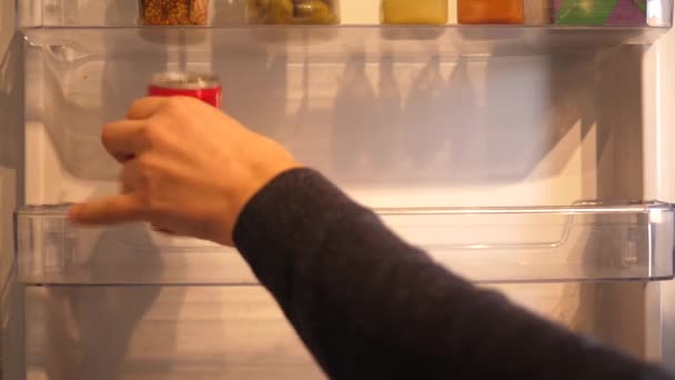 Людина Кладе Всі Сім Банок Напою Коли Рядочок Холодильнику Щоб — стокове відео