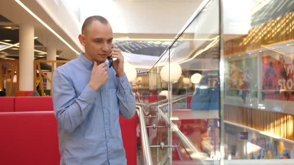 Wroclaw Polska Feb 2022 Człowiek Stoi Rozmawia Przez Telefon Sprawach — Wideo stockowe