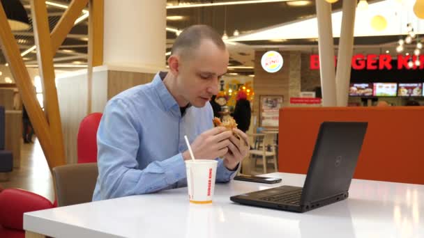 Wroclaw Polonia Feb 2022 Joven Trabajando Remotamente Desde Centro Comercial — Vídeos de Stock