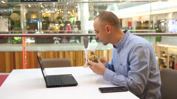 Wroclaw Poland Feb 2022 Young Man Working Remotely City Mall — Stock Video