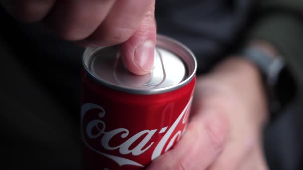 Gros Plan Doigts Homme Tenir Ouvert Une Coca Cola Peut — Video