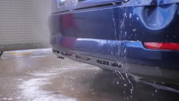 用喷水器把汽车表面的泡沫洗掉 司机自己洗车 — 图库视频影像