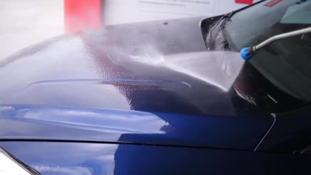 用喷水器把司机车篷上的泡沫洗掉 司机自己洗车 — 图库视频影像