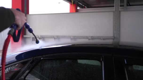 用喷水器把汽车表面的泡沫洗掉 司机自己洗车 — 图库视频影像