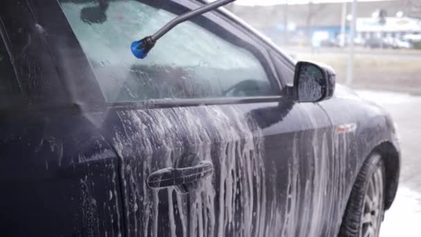 Lavado Espuma Superficie Del Coche Con Chorro Agua Conductor Persona — Vídeos de Stock