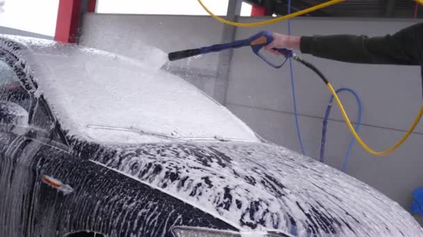Muž Který Myje Auto Sám Zakrývá Vozidlo Pěnovým Proudem — Stock video