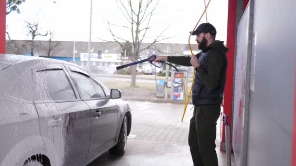 男人用清洁剂用泡沫洗车 — 图库视频影像