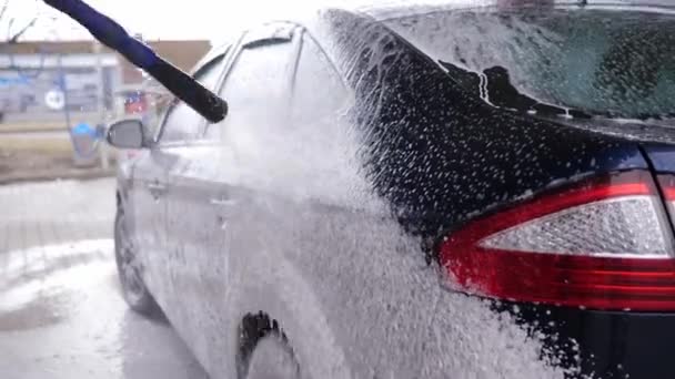 自动洗车工艺司机用白色洗车泡沫覆盖车辆表面 — 图库视频影像
