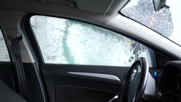 用泡沫从小木屋的窗户上洗车看风景 — 图库视频影像