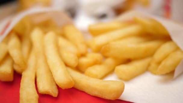 Closeup Câmera Lenta Comer Batatas Fritas Batatas Fritas Fast Food — Vídeo de Stock