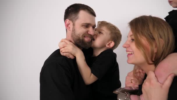 Jovens Pais Família Felizes Mãe Pai Juntamente Com Duas Crianças — Vídeo de Stock